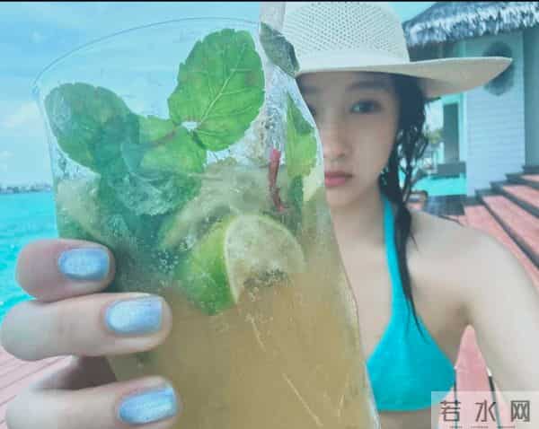 关晓彤越来越有女人味了 床头照秀身材 比基尼火辣