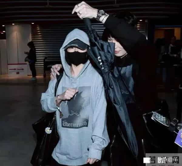 小S去看韩星权志龙演唱会，男助理搂着她肩膀一直保护，举止亲密