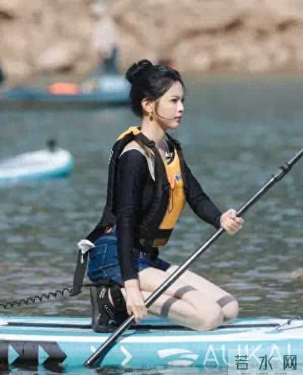 杨超越这腿部折叠度,逆天了人,我们一起去撒欢