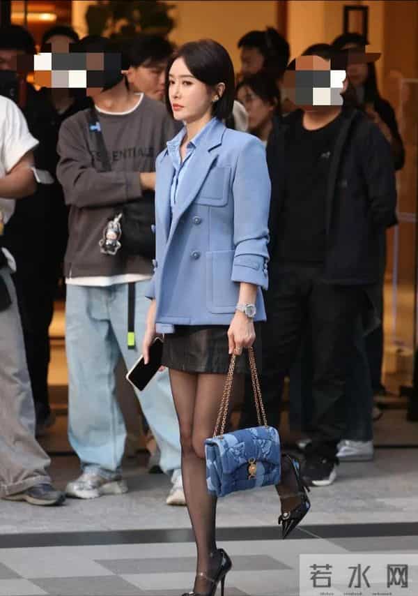 46岁秦岚现身宁波街头,她穿着黑丝袜,踩着用透明胶绑着的高跟鞋