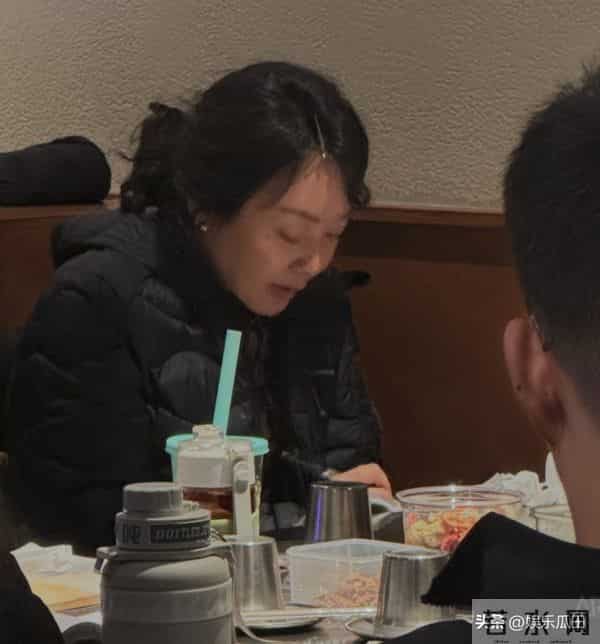 网友在沈阳烤肉店偶遇闫妮 她私下状态松弛 嗑着瓜子吃着烤肉超惬意