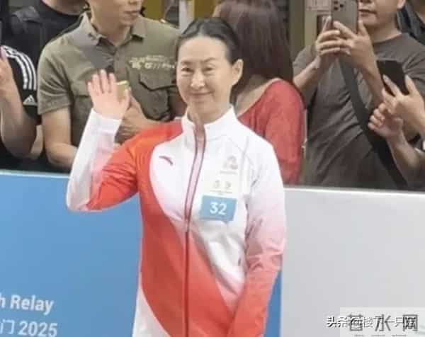 何超琼澳门火炬传递 扎马尾穿运动服优雅 挥手亲和力 真人温柔有气质