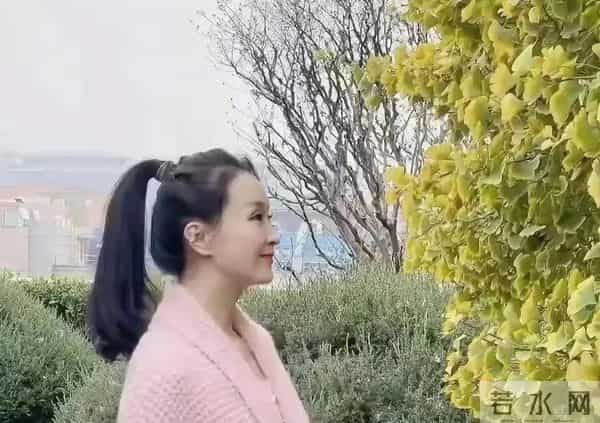 王艳太有钱了，穿睡衣在自家花园散步，背后就是紫禁城！