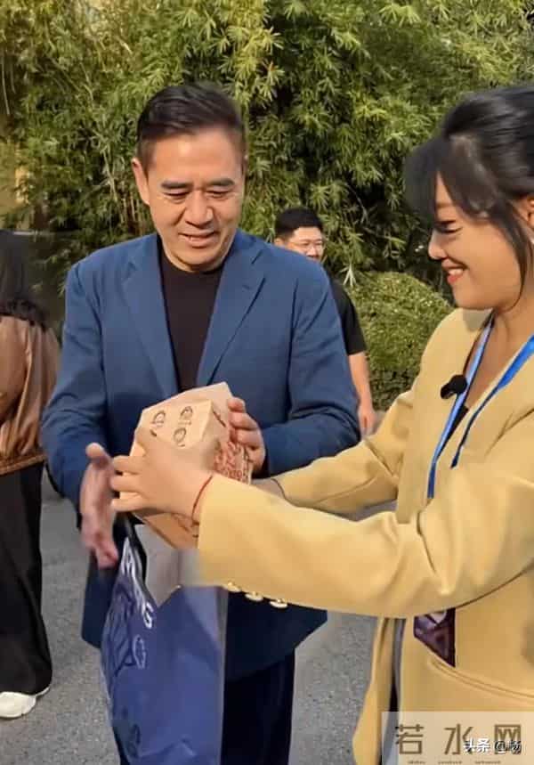 65岁陈宝国现身南京师范大学,一身正装气质儒雅,展现艺术修养!