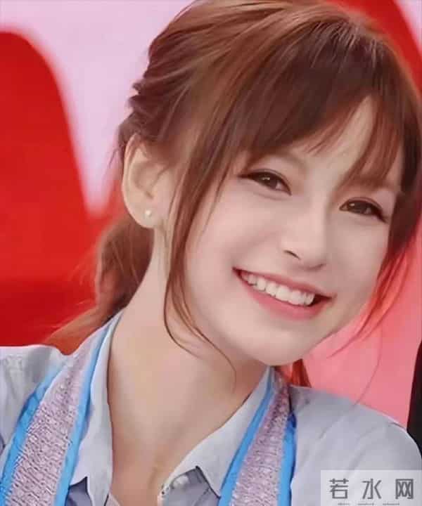 Angelababy现身上海街头,穿格子长裤,一身打扮时髦,少女感十足