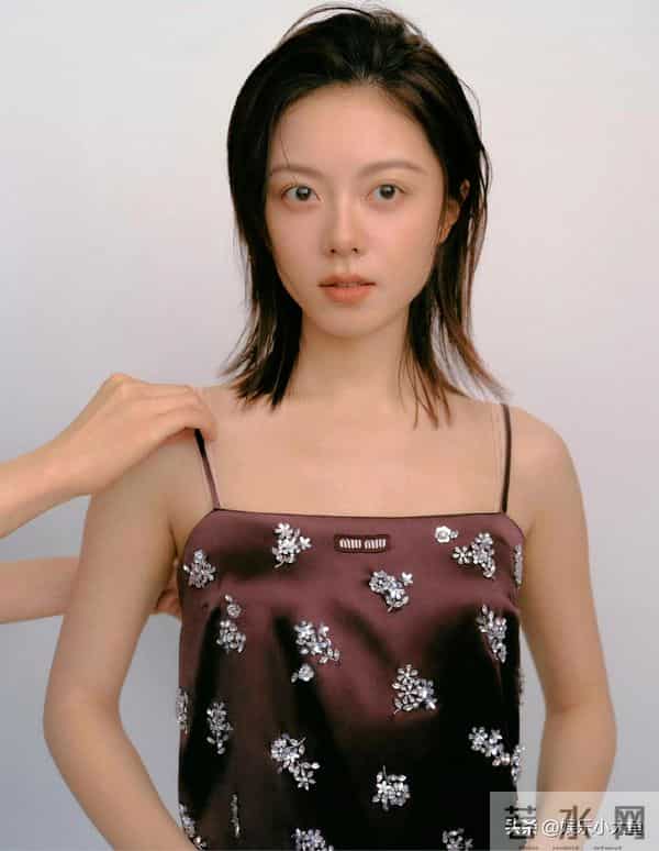 赵今麦今日新物料释出,穿吊带印花连衣裙,妆容淡雅又美又瘦!