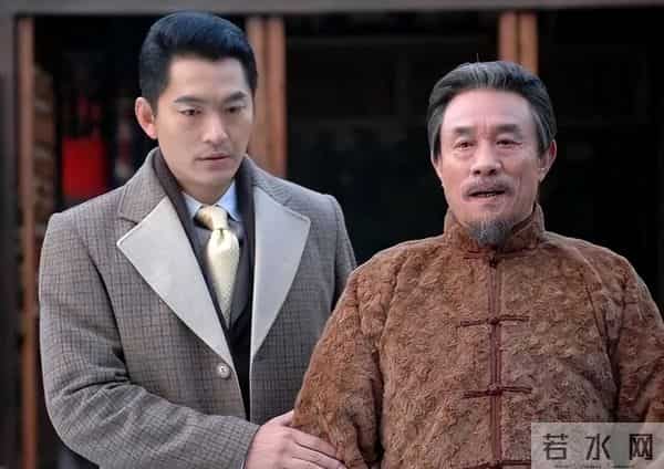 陆毅同班同学朱泳腾,与初恋富婆恩爱17年,但15岁儿子不像他