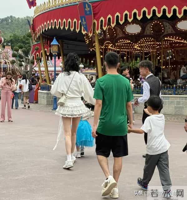 奚梦瑶晒与女儿合影,穿母女装去迪士尼给女儿庆生,孩子打扮时尚