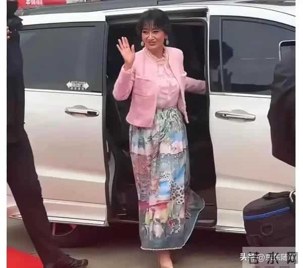 71岁的赵雅芝 依然穿着10厘米高跟鞋 戴假发亮相活动 状态不输年轻人