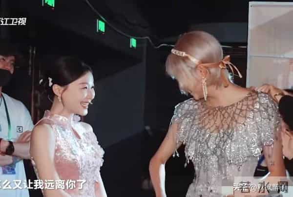 关晓彤已经那么瘦了,和金靖站在一起好吃亏呀,显得她人高马大的