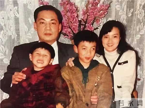 她5岁出道,13岁被逼着打抑制发育针,如今60多岁依然顶着一张童颜