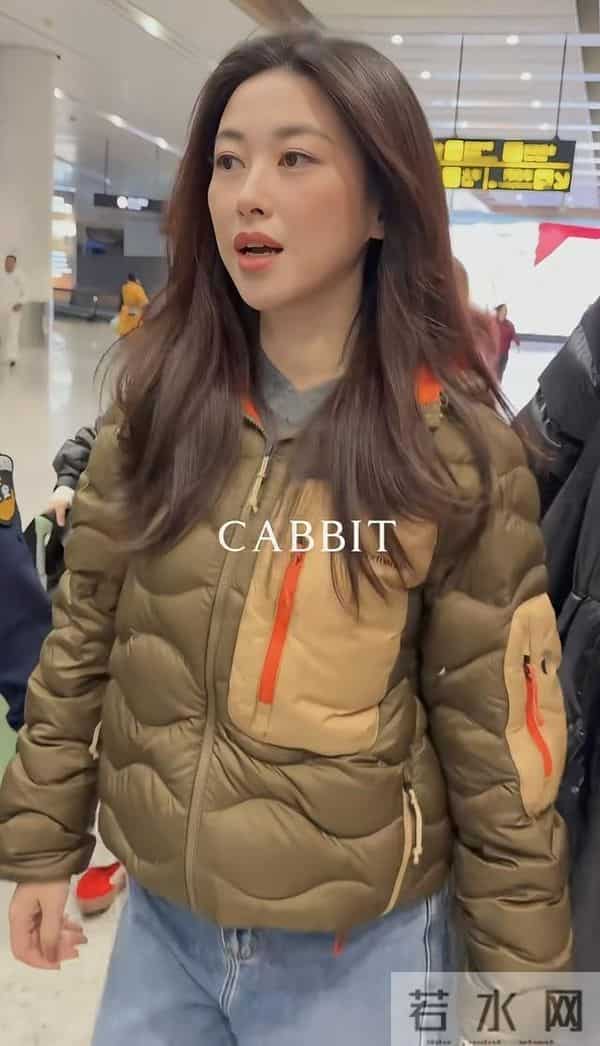 朱珠现身机场被偶遇 身穿吐司羽绒服搭牛仔裤 真是人美穿啥都好看