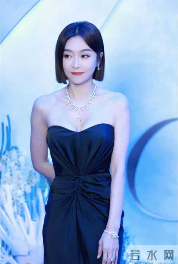 秦岚风采依旧,身材样貌管理的真好,性感黑裙穿搭