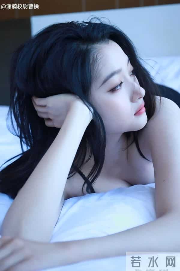 关晓彤越来越有女人味了 床头照秀身材 比基尼火辣