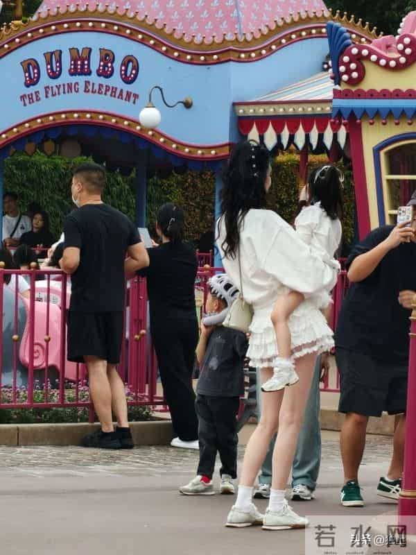 迪士尼偶遇何猷君一家,4岁女儿背1.7万挎包,奚梦瑶本人美到失语