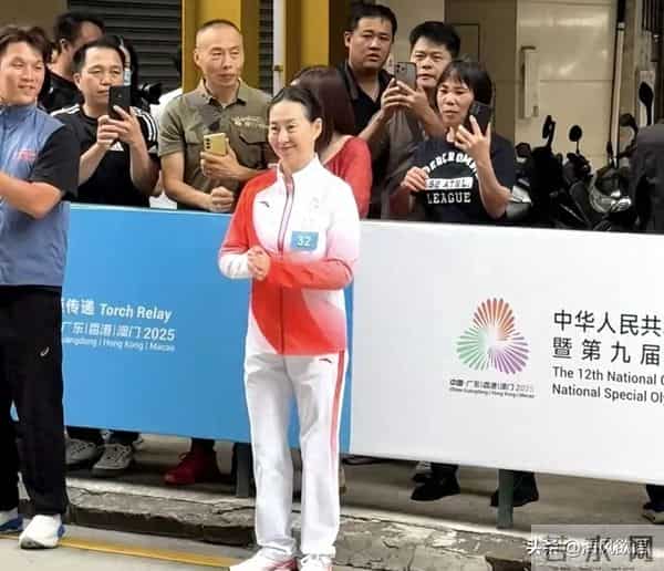 何超琼传递火炬像换了个人，没珠宝没华服，温柔得像邻家姐姐