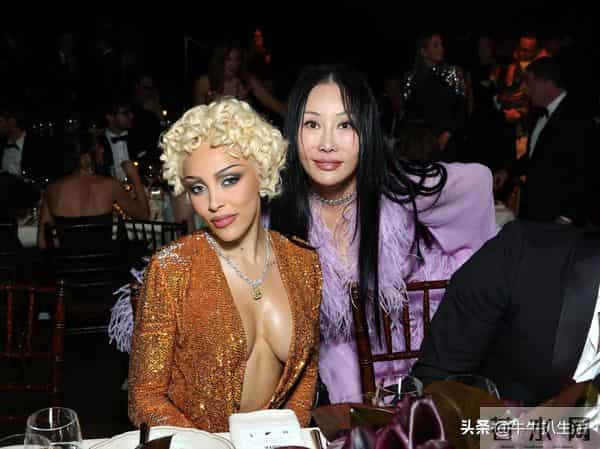 “豆荚猫”Doja Cat深V造型绝了!性感吸睛这身材太顶