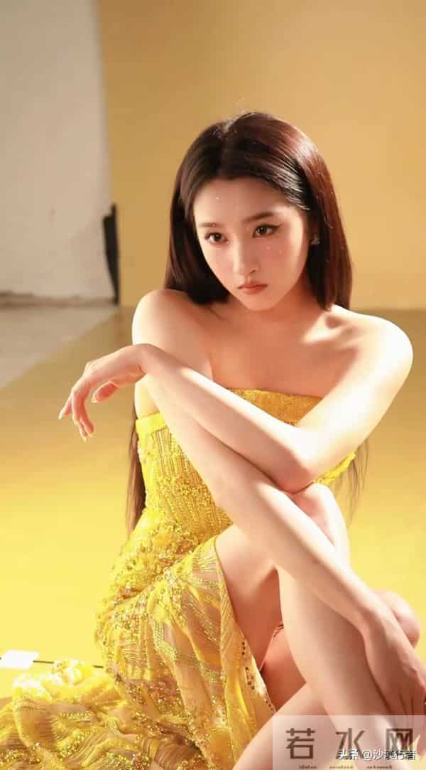 关晓彤最性感的一次蕾丝透视装光脚丫!国民闺女终于长大了