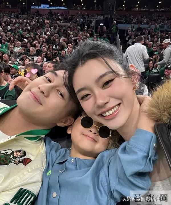 奚梦瑶晒与女儿合影,穿母女装去迪士尼给女儿庆生,孩子打扮时尚