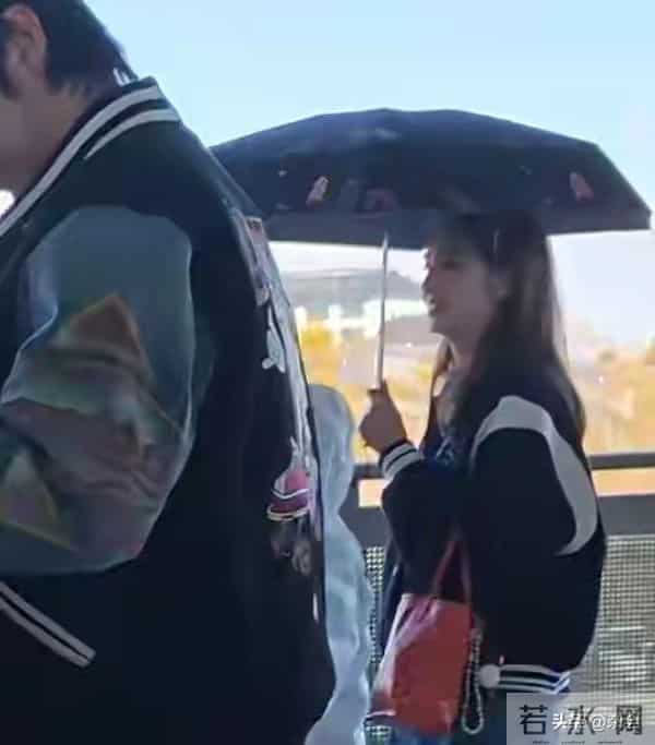 洪欣夫妇北京带娃过万圣，张丹峰和继子超亲，儿女高挑好欢乐！