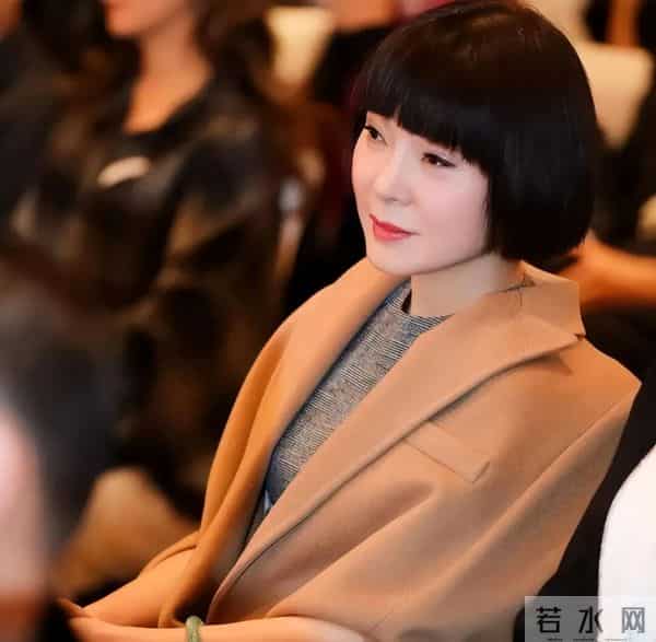 婚内出轨整容医生,偷前夫12亿财产,靠一首歌爆火的陈红今如何?