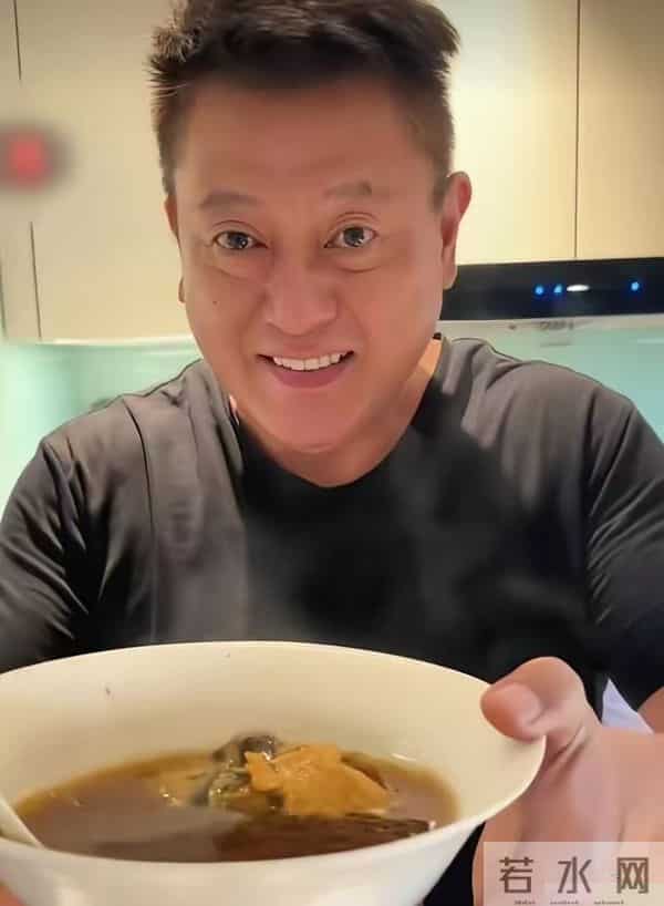 TVB前男星被前妻嫌穷离婚,独自照顾女儿,为其承诺不再结婚