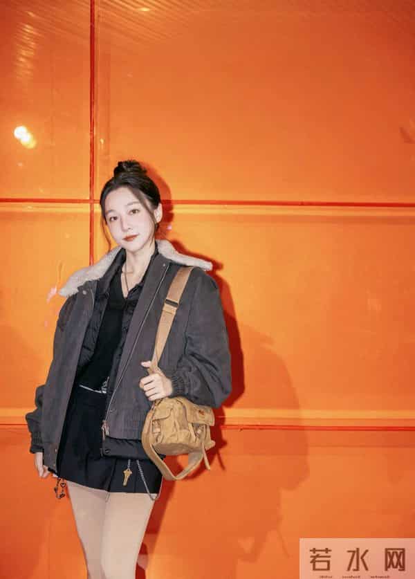 夏露更新动态,晒和儿子万圣节cos照,美貌真的很吸睛马龙太幸福