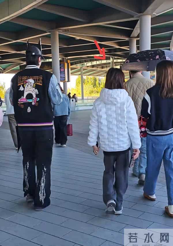 再破离婚传闻!洪欣一家四口外出游玩被偶遇,温馨互动显真情