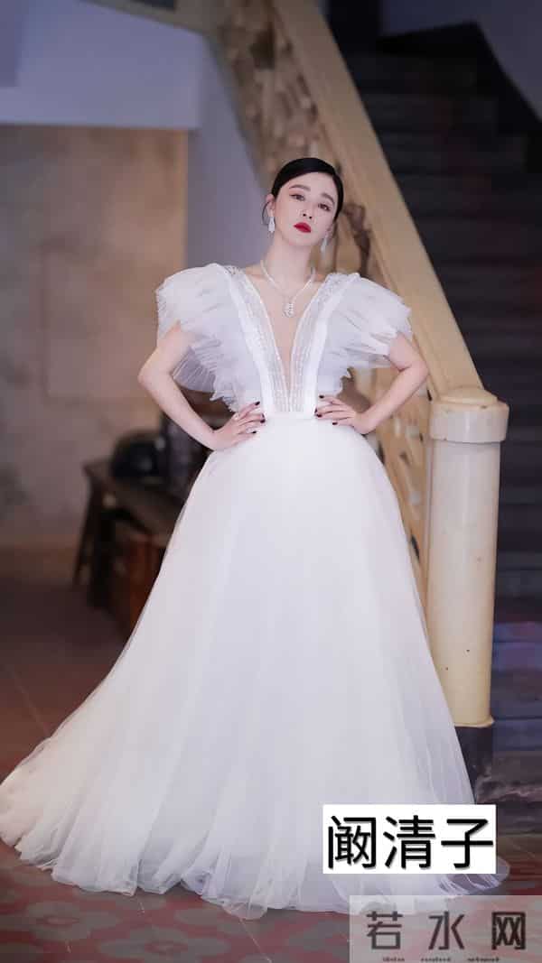 深V才是必杀技!姐姐一弯腰,全场心跳都漏拍