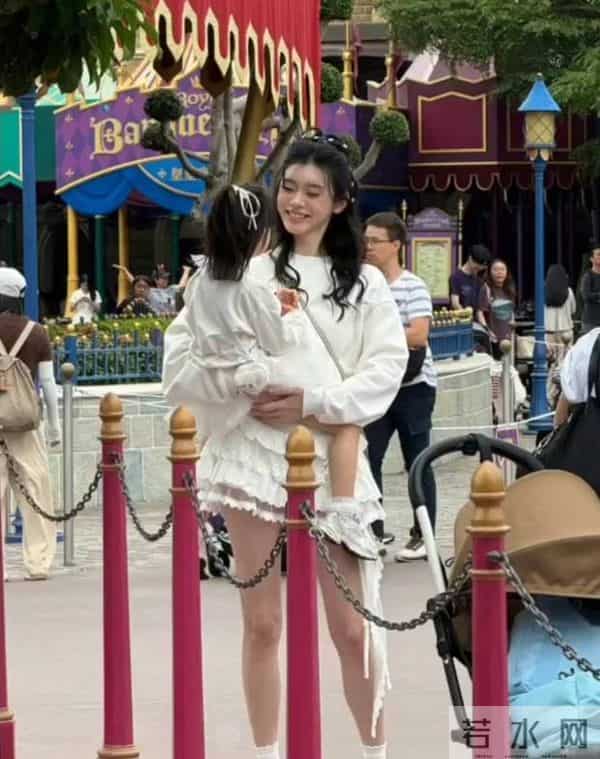 奚梦瑶晒合照为4岁女儿庆生!抱着女儿亲亲好有爱