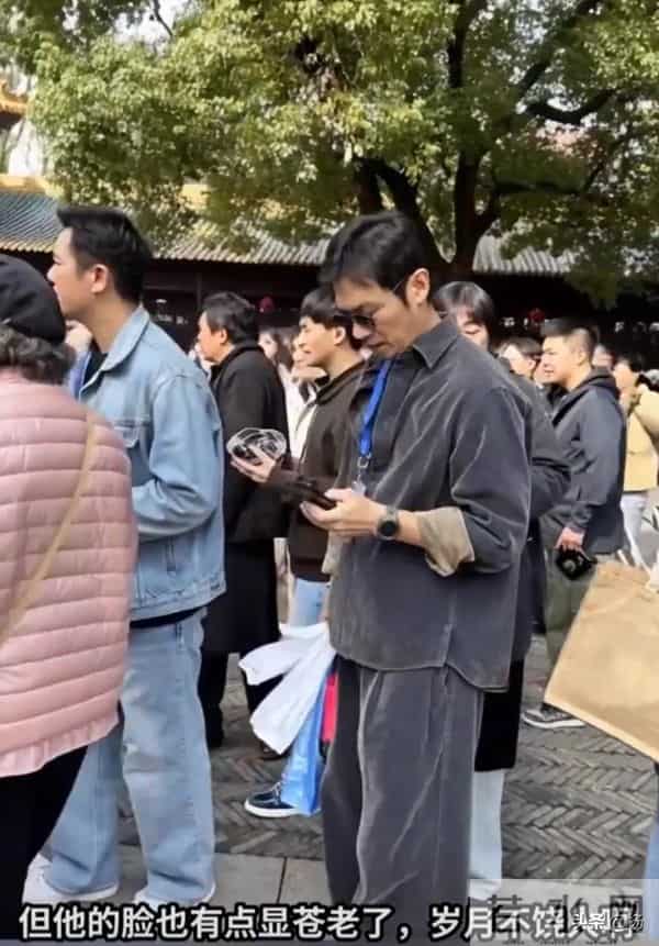 42岁朱亚文现身南京旅游，高大帅气人群里好显眼，脸上皱纹显成熟