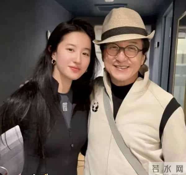 成龙机场主动喊刘亦菲合影,刘亦菲瑜伽裤显腿很细,身材太棒了