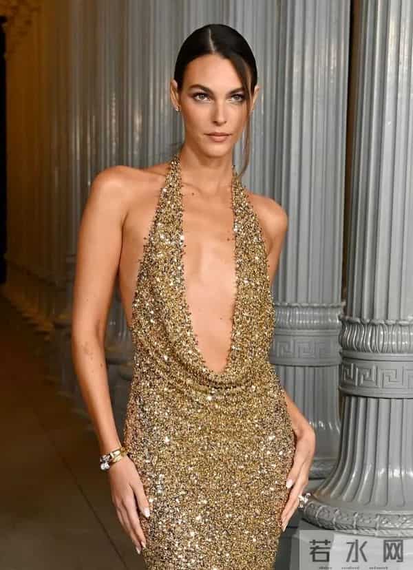 超模也是凡人啊！小李子的女友并不会因为脸上的痘痘而畏惧屏幕