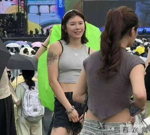 吴艳妮在成都,穿短裤大腿粗壮 一身奢侈品牌 表情自信又张扬 太美啦