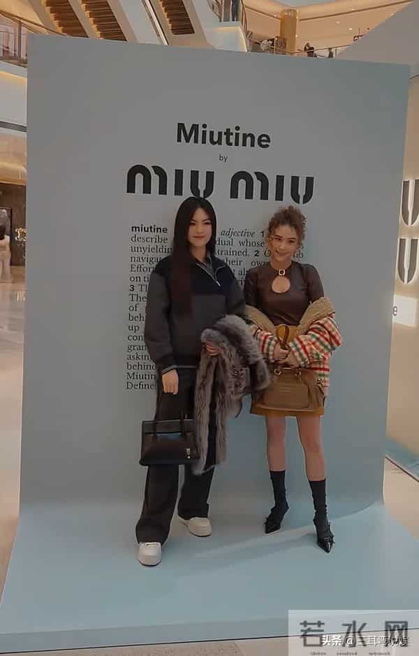 王诗龄现身上海参加活动，这次衣服穿对了，与何超莲同框好养眼