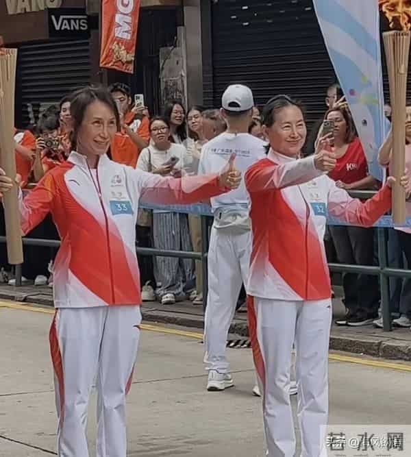 何超琼传递火炬像换了个人,没珠宝没华服,温柔得像邻家姐姐