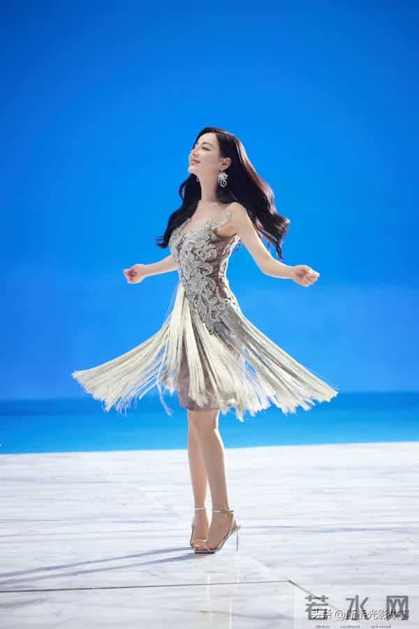 迪丽热巴银纱流苏裙:流光裹身,摇曳间自带高光