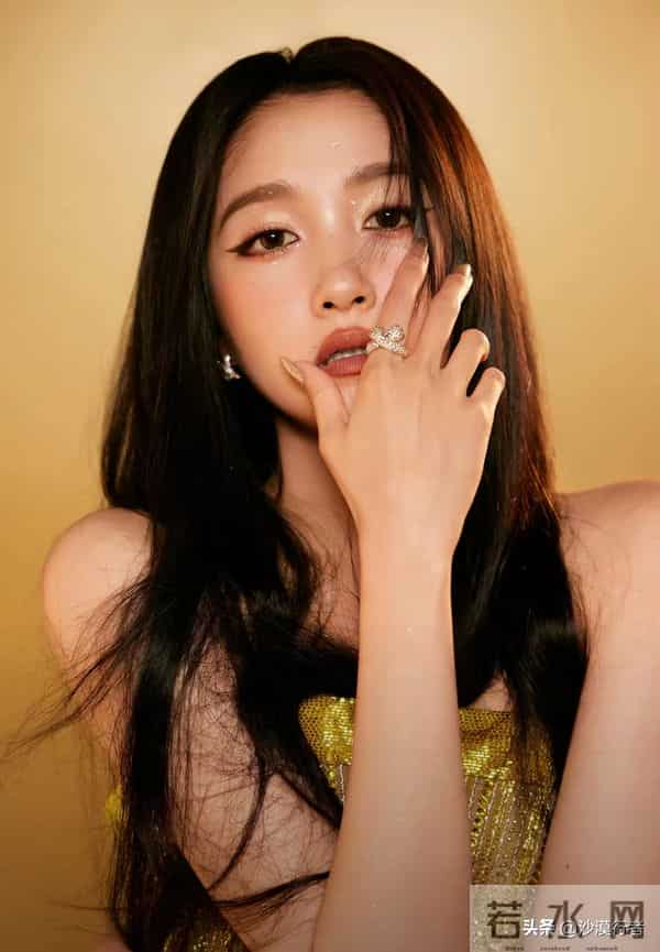 关晓彤最性感的一次蕾丝透视装光脚丫!国民闺女终于长大了