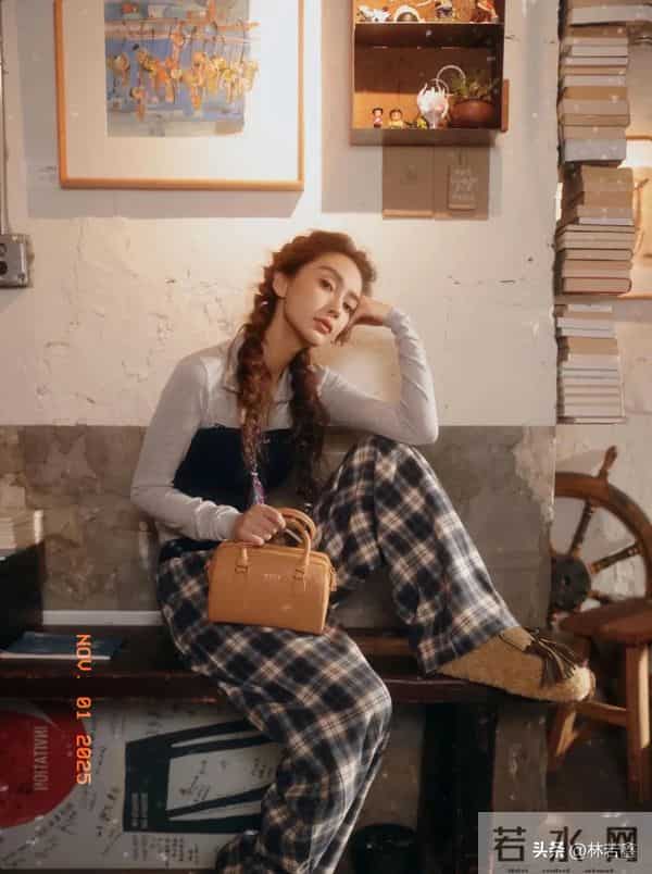 Angelababy和闺蜜现身上海街头被偶遇，baby打扮时髦，少女感十足