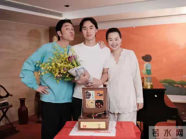 林依轮大儿子26岁生日!三代同堂非常温馨, 87岁老母亲已坐轮椅