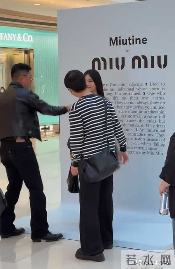 王诗龄现身上海参加活动，这次衣服穿对了，与何超莲同框好养眼