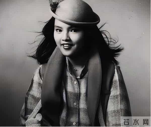 她5岁出道,13岁被逼着打抑制发育针,如今60多岁依然顶着一张童颜