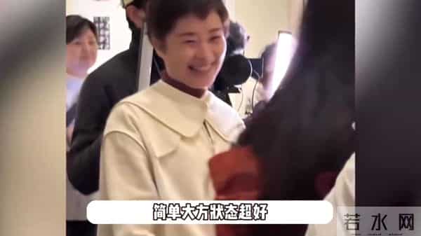 吴越携父观展展孝心，年过半百从容自在魅力不减