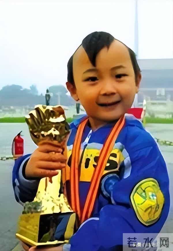 6岁上春晚年入百万,被父母“吸干血”的邓鸣贺,去世前年仅八岁