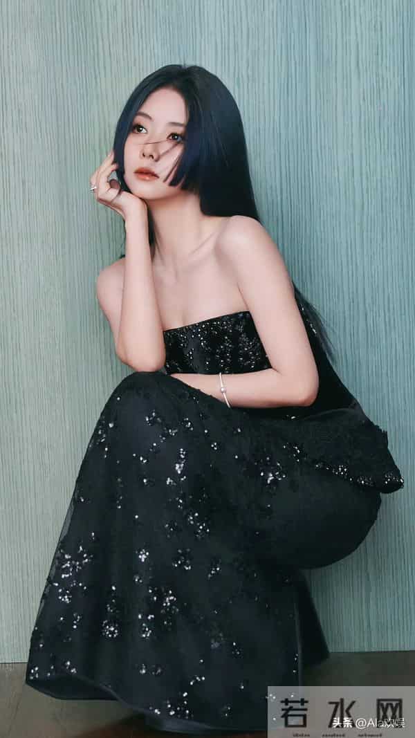 谭松韵今日造型太惊喜了!全新发型搭配黑色礼服衬得她优雅又迷人