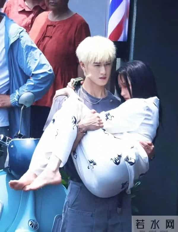 关晓彤睡衣光脚丫拍摄路透，臀型完美