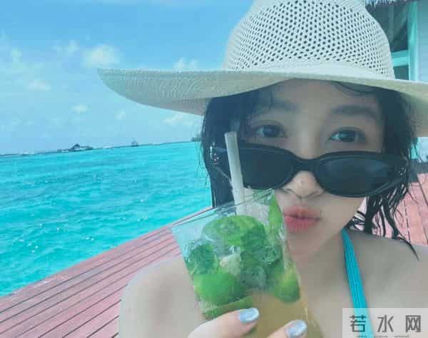 关晓彤越来越有女人味了 床头照秀身材 比基尼火辣