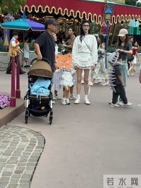 奚梦瑶给女儿庆生,兄妹俩露正脸长很像,4岁Romee背香奈儿好时髦