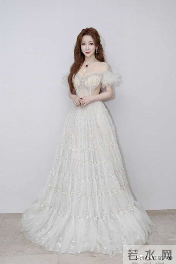 陈紫函仙子美人，姐又穿抹胸纱裙了，真优雅。