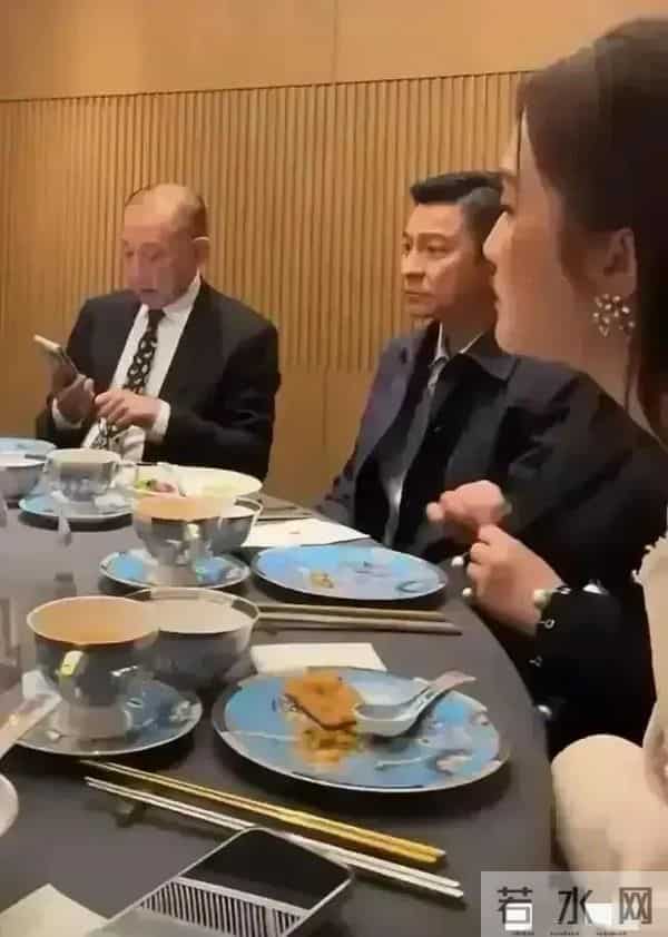 刘德华罕见饭局应酬,他一脸的无奈和不高兴